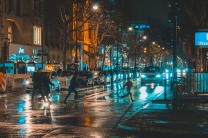 夜间过街的人