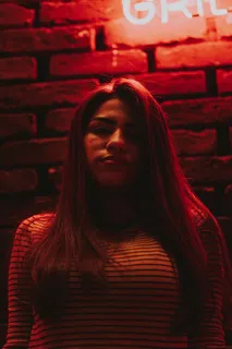 站在砖墙旁边的女人