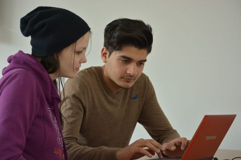 面对，笔记本电脑，女人，男人，写作工作室，个人，一起，工作