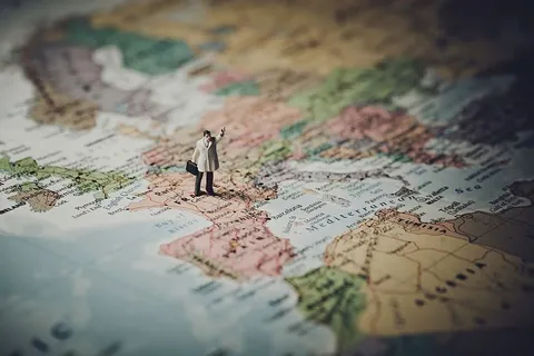 站在地图上的模型人物 站在地图上的模型人物