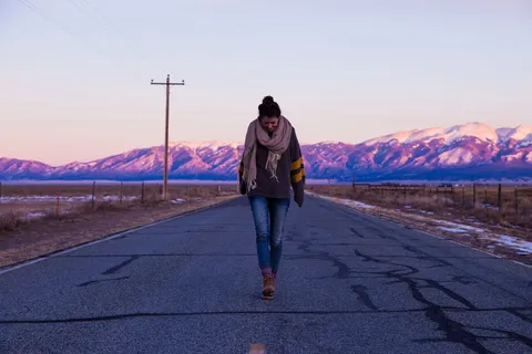 女人,山,路,荒芜,寒冷,雪,山,公路 女人,山,路,荒芜,寒冷,雪,山,公路