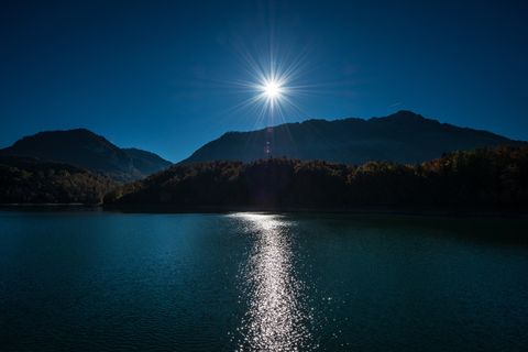 岛上日出、夜晚、天空、月亮、光线、山脉、高地、景观 岛上日出、夜晚、天空、月亮、光线、山脉、高地、景观