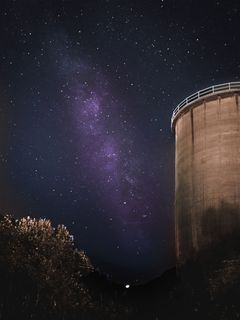 星夜下灰色混凝土建筑的低角度照片