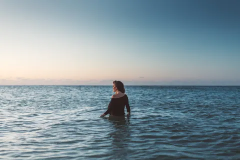 白天站在水体中的女性