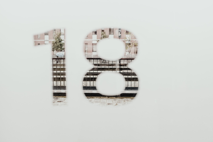 18 文本覆盖，18 插图，18，符号，标志，数字，标牌，建筑