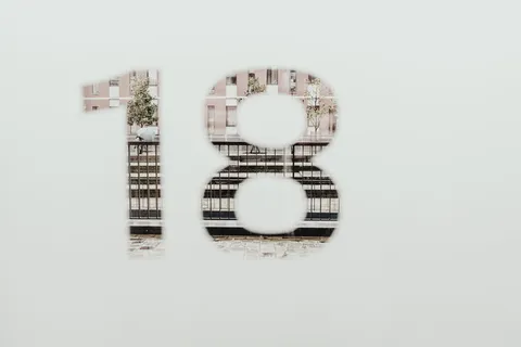 18 文本覆盖，18 插图，18，符号，标志，数字，标牌，建筑