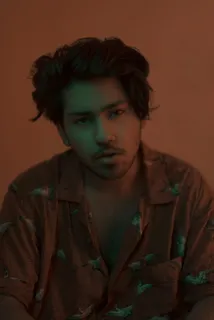 身穿橙色和白色纽扣t恤的男子