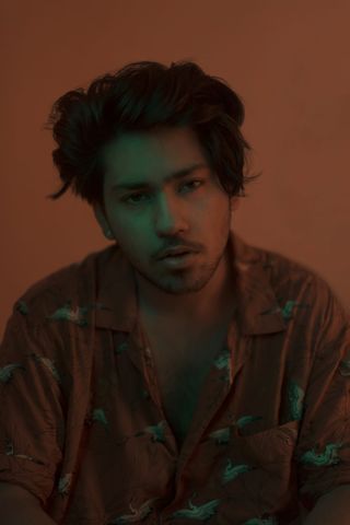 身穿橙色和白色纽扣t恤的男子