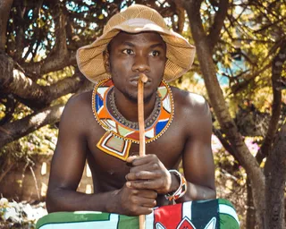 手持手杖的男子