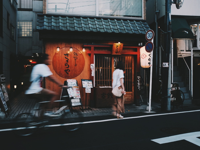 女人、走路、商店、人、白人、衬衫、骑行、自行车