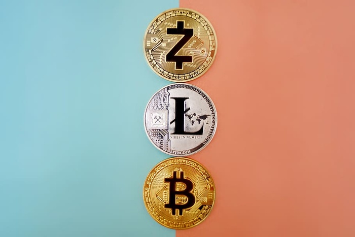 三枚圆形金银硬币