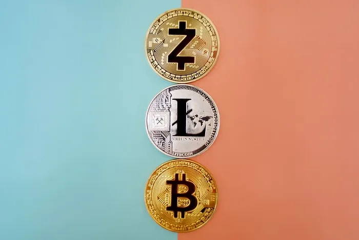 三枚圆形金银硬币