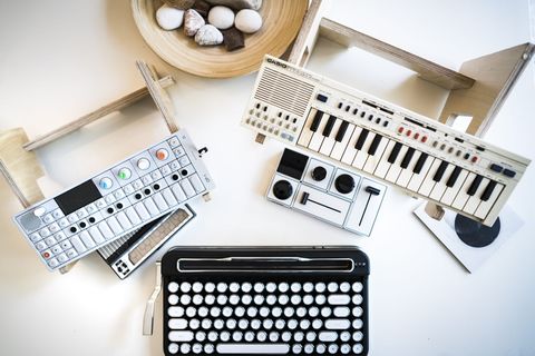 桌子上的各种音乐玩具