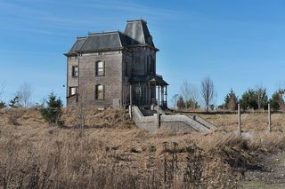 棕色，混凝土，2层，2层的房子，蓝色，天空，白天，贝茨
