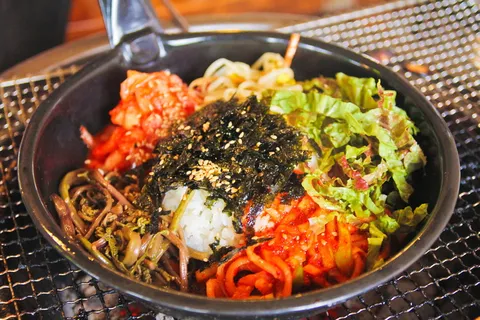 面条、蔬菜配料、bibimbap、韩国、全州、草药、韩国、食品 面条、蔬菜配料、bibimbap、韩国、全州、草药、韩国、食品