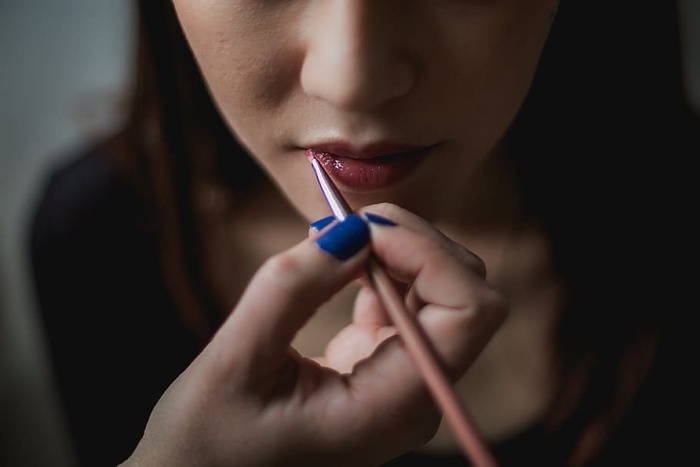 女人在拍唇妆照片