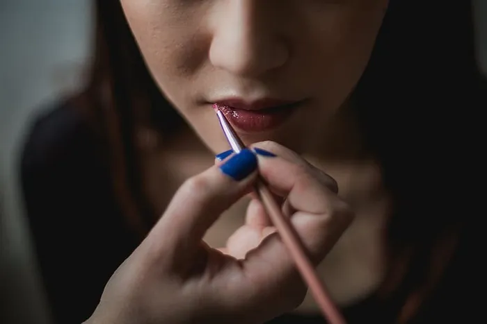 女人在拍唇妆照片
