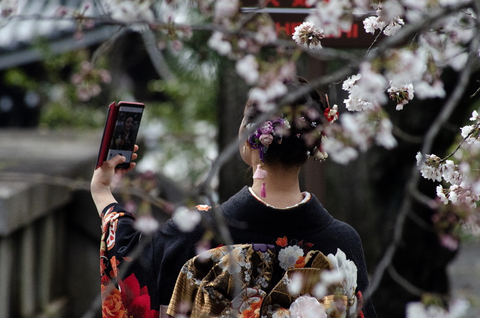 白天在户外使用安卓智能手机的女性