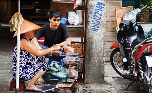 男女烧烤食物的照片
