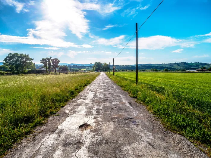 街道、道路、国家、天空、云、草、景观、透视
