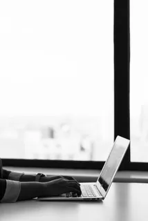 白色表面的灰色笔记本电脑