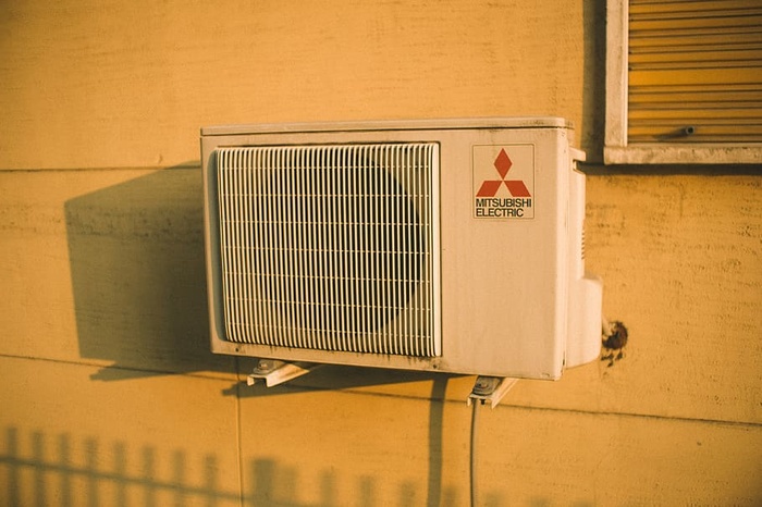 白色三菱电动户外空调机组白天在室外