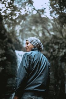 服装，服饰，外套，人，人，树，帽子，喜怒无常的样子