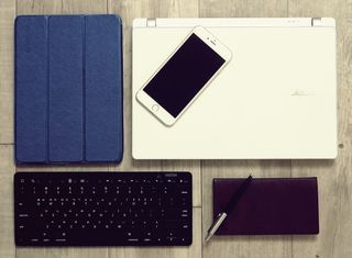 金色iphone 6，旁边，皮革ipad外壳，无线，键盘，商务，办公室，ipad