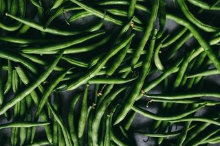 欧芹、黄瓜、青豆和其他绿色植物