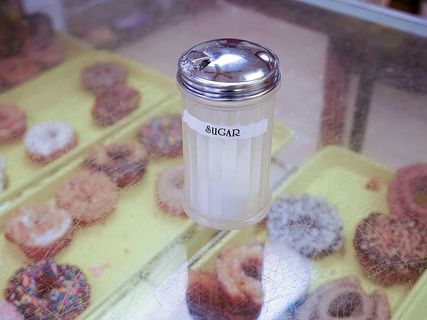 糖放在玻璃容器里，下面是甜甜圈。