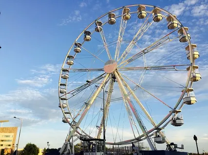 白色,摩天轮,车轮,白天,白天,时间,钢铁,金属 白色,摩天轮,车轮,白天,白天,时间,钢铁,金属