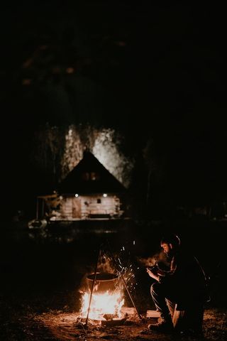 夜间做饭时坐着的人