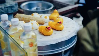 玩具附近的塑料瓶