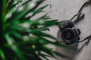 平面图旁楼层上的黑色佳能桥摄像机