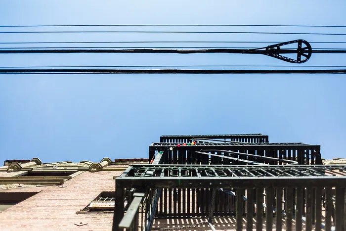 建筑、建筑、基础设施、蓝色、天空、立面、输电、线路