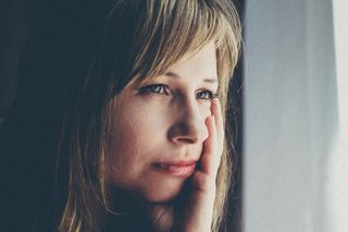 女人触摸左脸颊的浅焦摄影