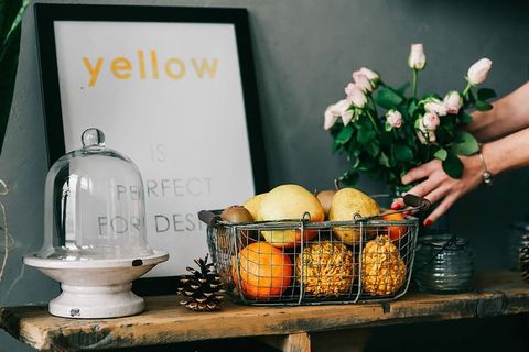 架子上摆满鲜花和水果的各种配饰 架子上摆满鲜花和水果的各种配饰