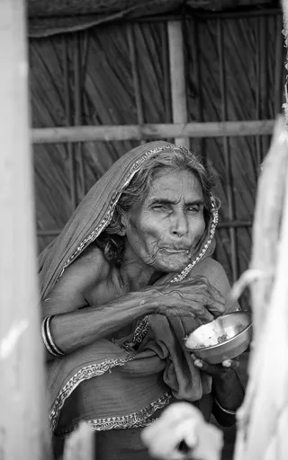 老年人、穷人、女性、饮食、成年人、成熟成年人、老年人、一人