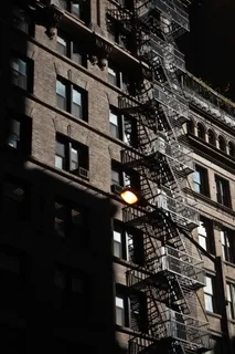夜间拍摄的棕色建筑 夜间拍摄的棕色建筑