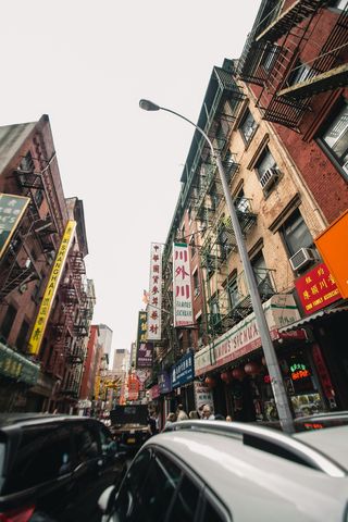 前方建筑物附近道路上的车辆