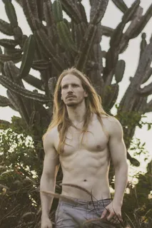 站在仙人掌旁的男子 站在仙人掌旁的男子