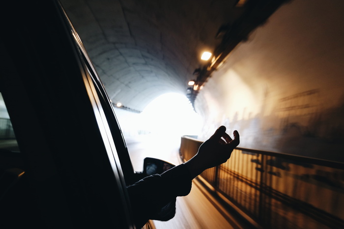 人，手，隧道，车，车，交通，黑暗，光