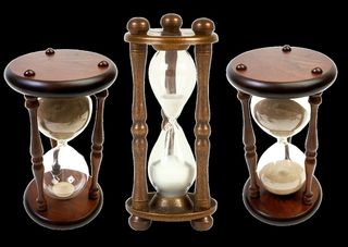 玻璃，小时，沙漏，物体，沙子，沙子，水流，黑色背景