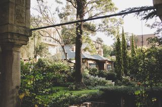 靠近树木的房子