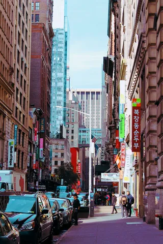 停在大楼旁边的汽车