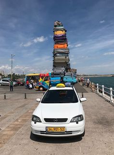 出租车、行李、超载、偶发人群、白天、户外、云天、旅游目的地