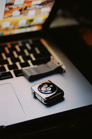 MacBook Pro上的银色苹果手表