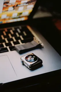 MacBook Pro上的银色苹果手表 MacBook Pro上的银色苹果手表