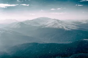 自然，山脉，天空，云，薄雾，雪，冬天，山脉
