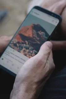 手持智能手机的人已打开